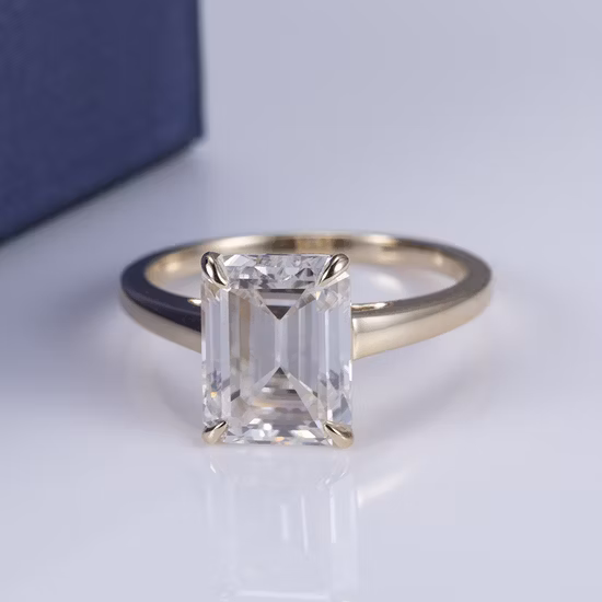 Messi Gems Ms-543 Anello di fidanzamento da donna in oro giallo 18 carati 7x9 mm con taglio smeraldo e moissanite