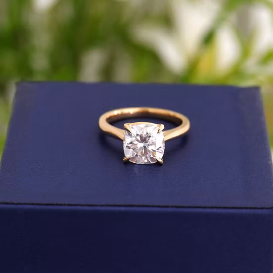 Anello in moissanite con cuscino in oro 10k con dimensioni e stile dell'anello solitario personalizzati per il design dell'anello di fidanzamento da donna